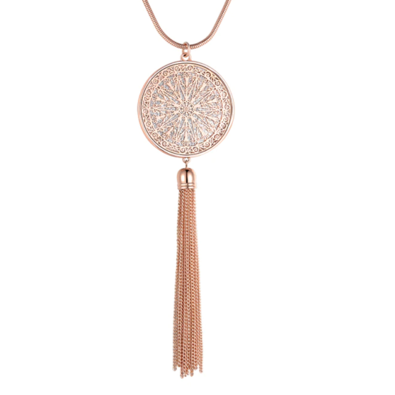 Rosekleurige dames ketting lang met ronde amulet en kwastje